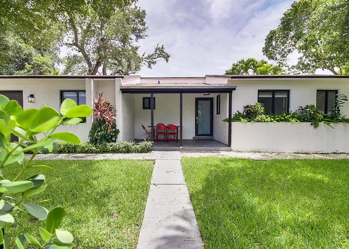 5 Mi To Beach: Group Getaway W/ Yard In Miami
