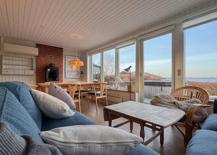 Cozy Beach House With Sea View In Gråsten