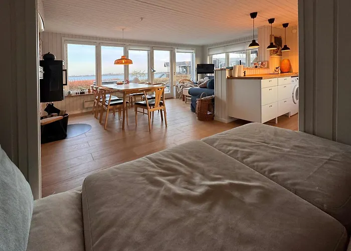 Cozy Beach House With Sea View In Gråsten
