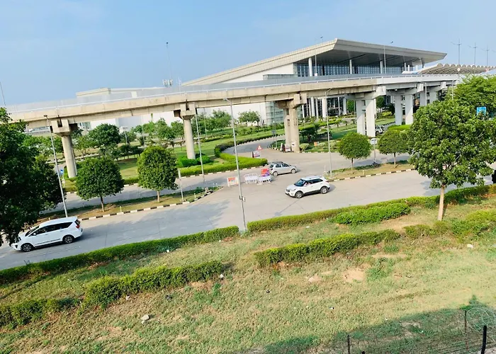 Mahadev Hotel !! Near Chandigarh Int'L Airport !