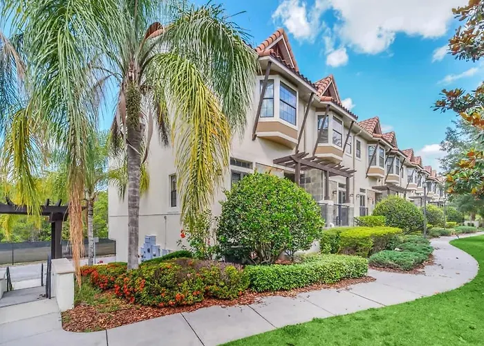 Cozy & Elegant 4Br Enchanted Townhouse - 1 Mile To Disney With Resort Pool, Gym, & Jacuzzi Orlando