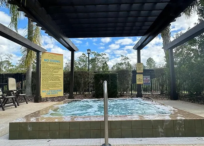 Cozy & Elegant 4Br Enchanted Townhouse - 1 Mile To Disney With Resort Pool, Gym, & Jacuzzi Orlando