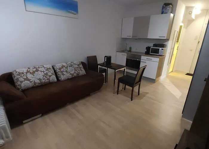 1-Zi Apartment Nähe U-Bahn U-3, Balkon, Garage München