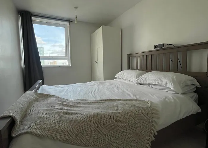 Large One Bedroom Apartment, With View, Canary Wharf London
