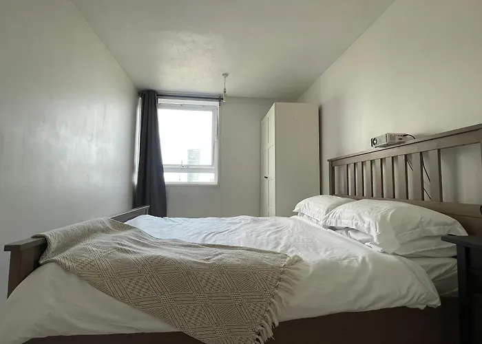 Large One Bedroom Apartment, With View, Canary Wharf London