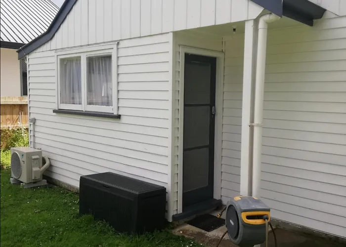 Songbird Sleepout With Bathroom And Mini Kitchenette Hamilton