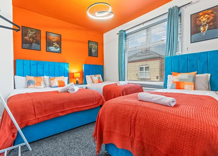 4 Bedroom House In Eccles, Trafford, Manchester - Sleeps 10 - 3 Double Beds - 4 Single Beds - Free Parking, Garden & Fast Fibre Wi-Fi - Close To Trafford Centre, Mediacityuk, Salford Quays, And Both Old Trafford Stadiums