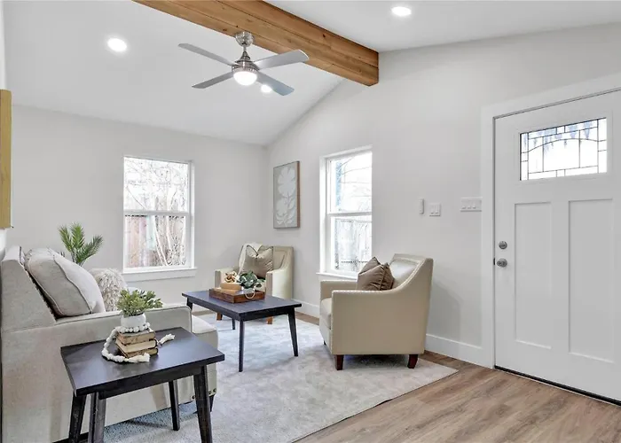Mid Century Home With Modern Finishes Near Downtown Houston