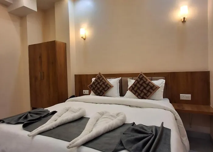 Shri Niwaas Varanasi -Foreigners Friendly, Parking-On-Site Available, Near To Temple, Dashashwamedh Ghat And Nearby Attractions