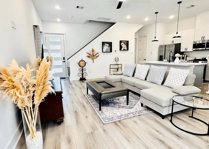 Villa Colorful Dining Experience In Cozy Getaway Houston