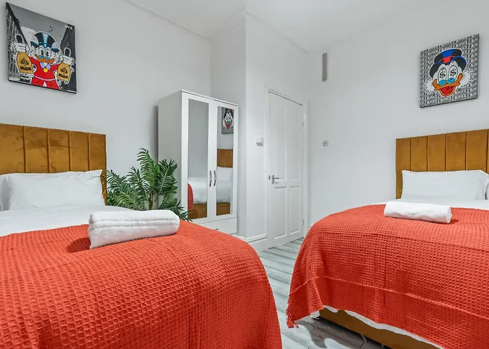 4 Bedroom House In Eccles, Trafford, Manchester - Sleeps 10 - 3 Double Beds - 4 Single Beds - Free Parking, Garden & Fast Fibre Wi-Fi - Close To Trafford Centre, Mediacityuk, Salford Quays, And Both Old Trafford Stadiums