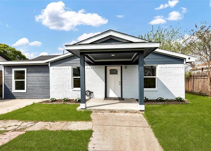 Mid Century Home With Modern Finishes Near Downtown Houston