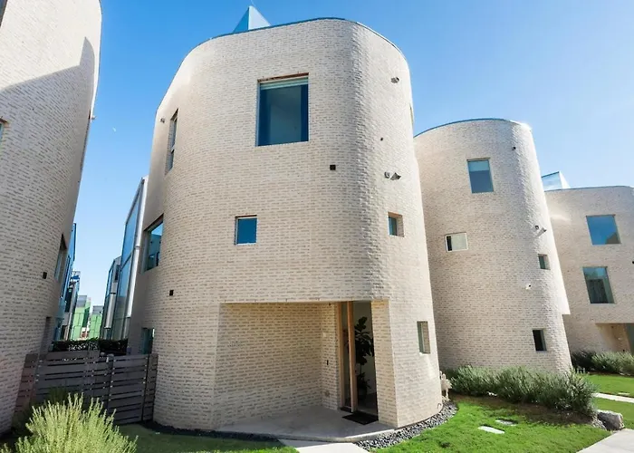 Villa Unique Round House, Near State Fair, Modern Luxury Dallas