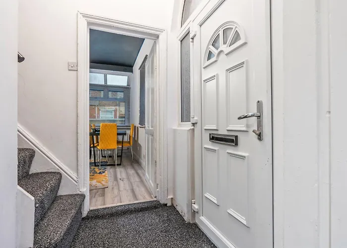 4 Bedroom House In Eccles, Trafford, Manchester - Sleeps 10 - 3 Double Beds - 4 Single Beds - Free Parking, Garden & Fast Fibre Wi-Fi - Close To Trafford Centre, Mediacityuk, Salford Quays, And Both Old Trafford Stadiums