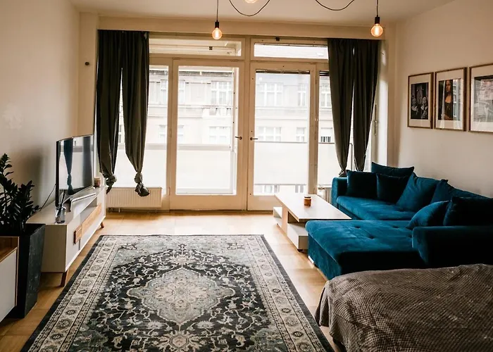 Bright 120M Apartment 2Br Balconies Near Castle Prag