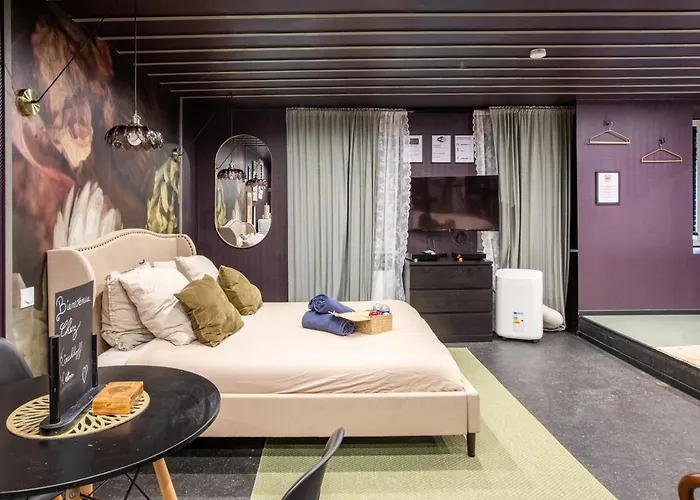 Deluxe Studio, Dark Floral, Jacuzzi, Parking Gratuit, Mulhouse Centre