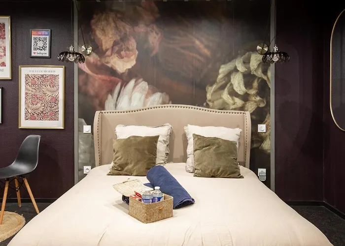 Deluxe Studio, Dark Floral, Jacuzzi, Parking Gratuit, Mulhouse Centre