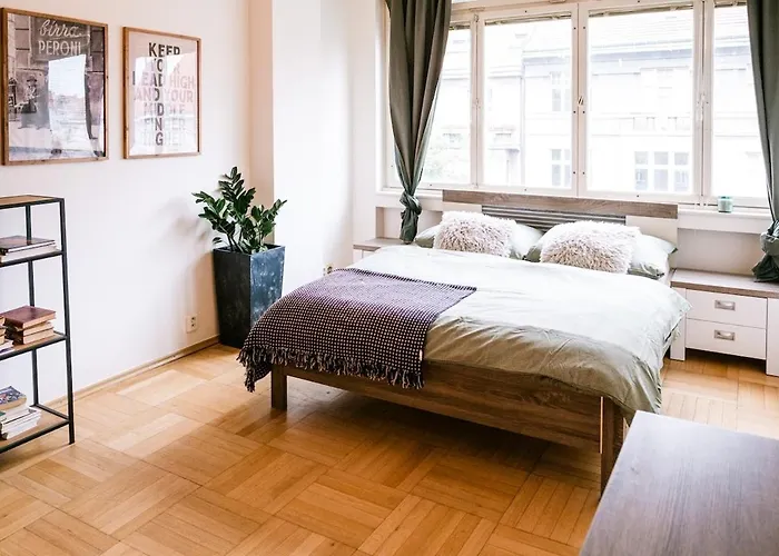 Bright 120M Apartment 2Br Balconies Near Castle Prag
