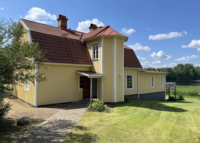 Spacious Apartment With Lake View Only 15 Minutes From Vimmerby