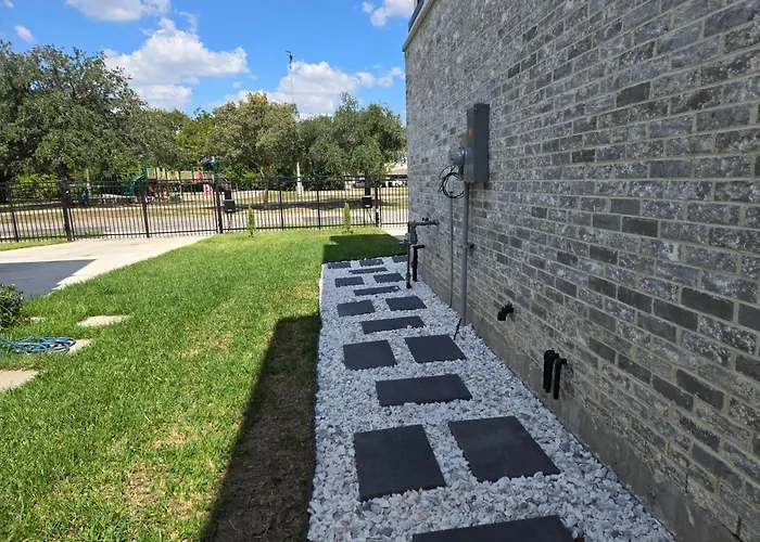 The Pershing Pad Is At A Central Location 3Br Sleeps 10 Houston