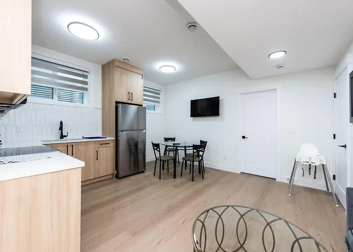 Newly Built 2 Bedroom Suite With Kitchen & Laundry YYC