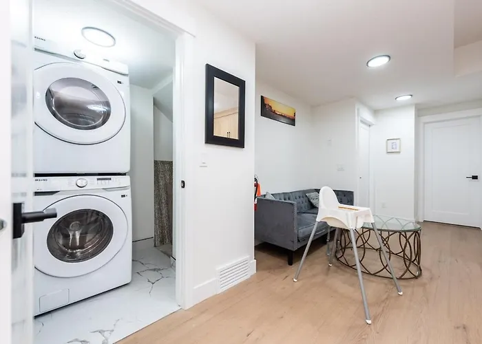 Newly Built 2 Bedroom Suite With Kitchen & Laundry YYC