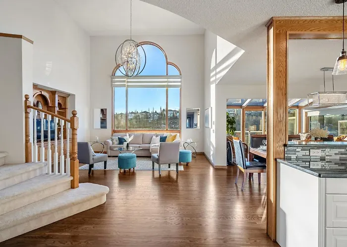 Bright & Spacious 5-Br & Ravine Views In Edgemont YYC