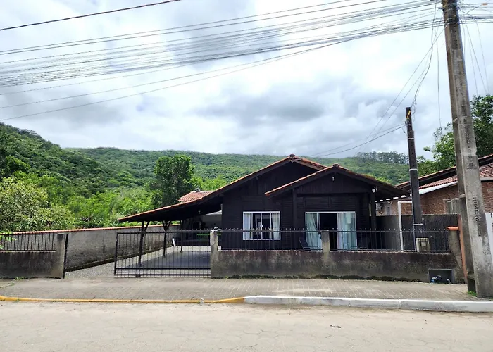 Casa Bombas Para Ate 12 Pessoas, 3 Dormitorios Com Ar Condicionado Bombinhas