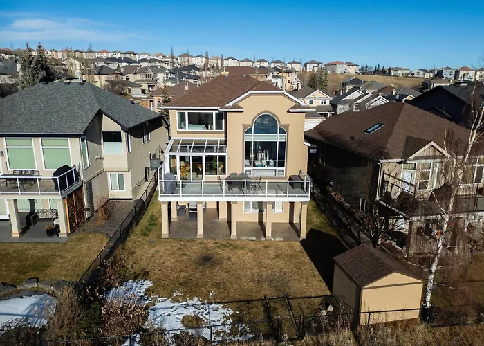 Bright & Spacious 5-Br & Ravine Views In Edgemont YYC