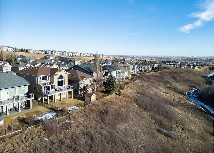 Bright & Spacious 5-Br & Ravine Views In Edgemont YYC