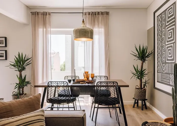 Lampoul - 2 Bedrooms And Balcony In Lapa Lissabon