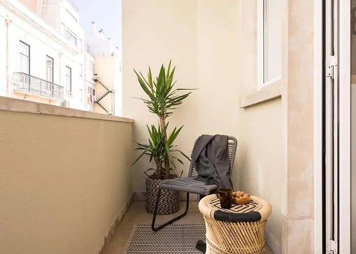 Lampoul - 2 Bedrooms And Balcony In Lapa Lissabon