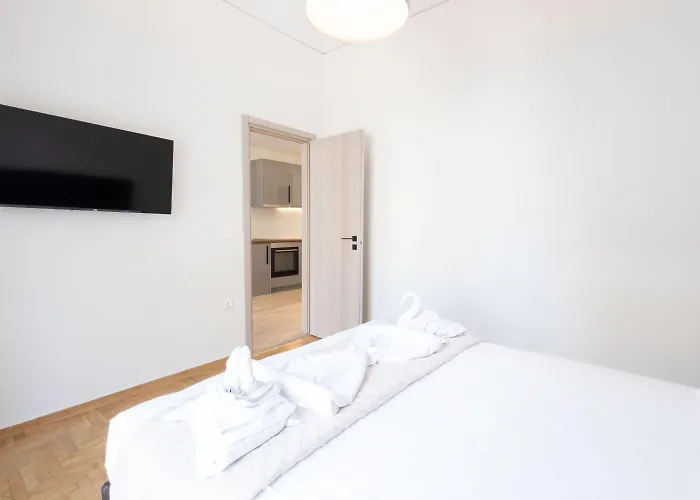 Modern 2-Bedroom Gem Close To Metro Athen