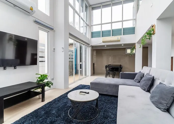 Modern Townhouse City Center 4 Floors 13 Guests Bangkok