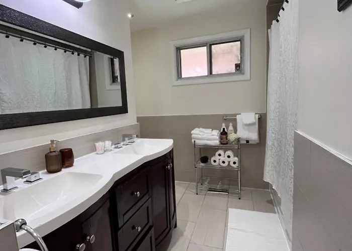 Beautiful 3 Bedrooms Guesthouse Toronto