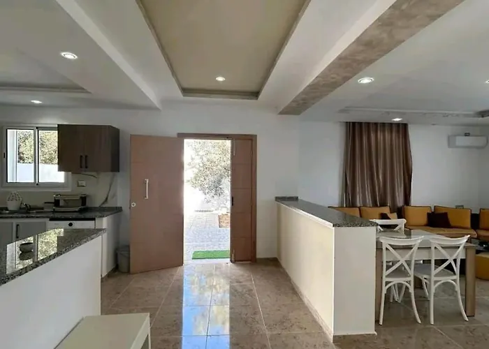 Villa Menyar Al Maqarisah