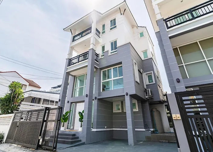 Modern Townhouse City Center 4 Floors 13 Guests Bangkok