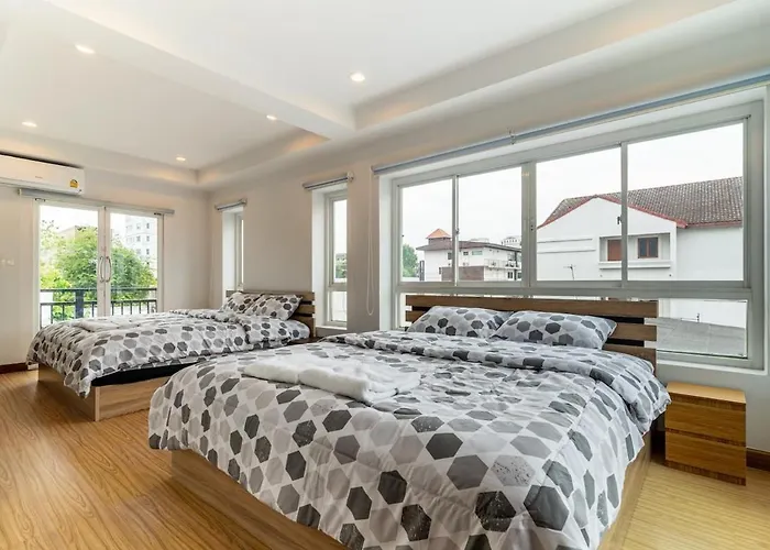 Modern Townhouse City Center 4 Floors 13 Guests Bangkok