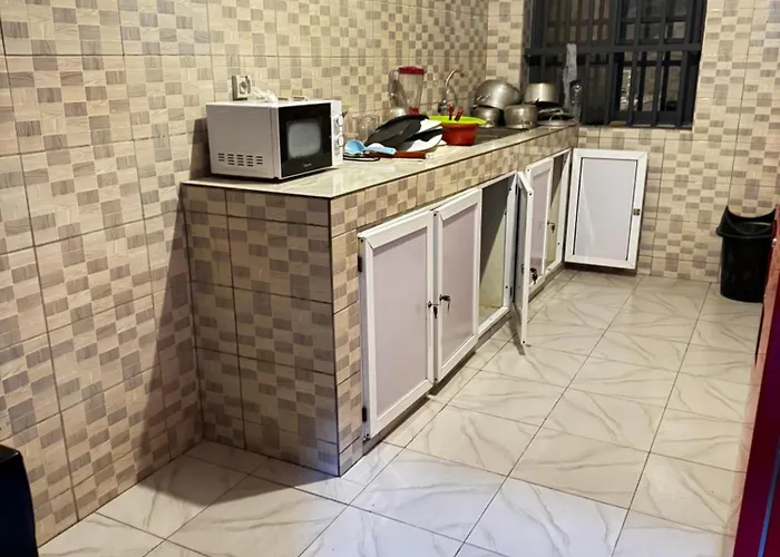 Trois Chambres Salon Sodjatime Canape Bleu Cotonou