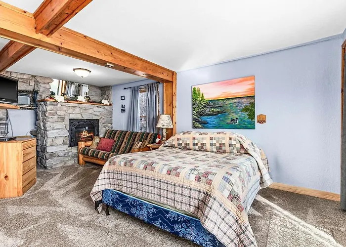 The Inn On Gitche Gumee - The Loons Nest Room Duluth