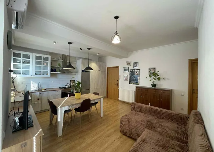 Modern Apartment near Old Tbilisi - Lekh Kachinski