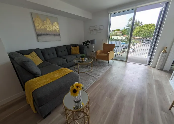 2 Bedroom Apartment In Santa Monica Los Angeles