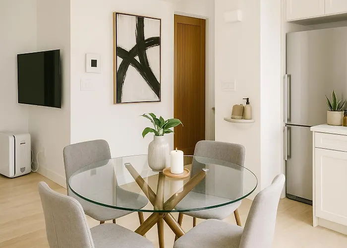 Urban Two-Bedroom Apartment With Prime Downtown Location Vancouver
