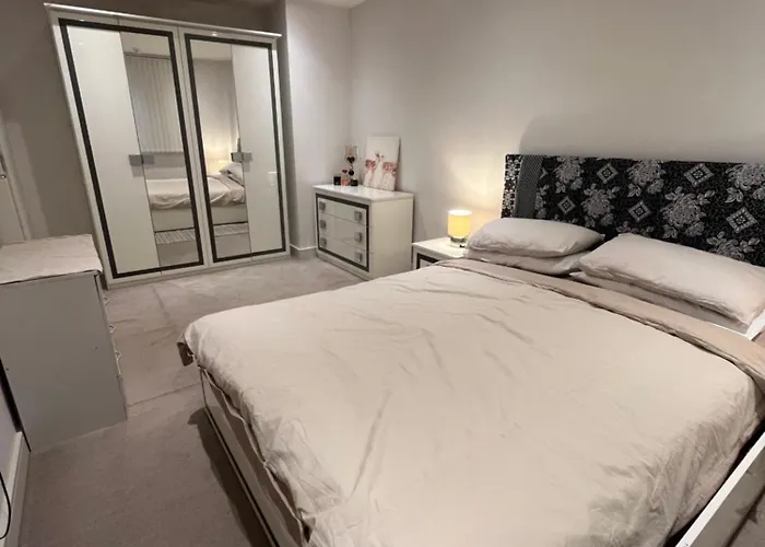 Your Private Apartment In Vibrant Wembley! London