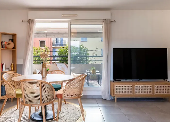 Bright Apartment In Cannes For 6 People