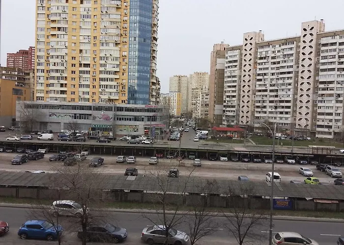 Большая Квартира На Метро Позняки Kiew