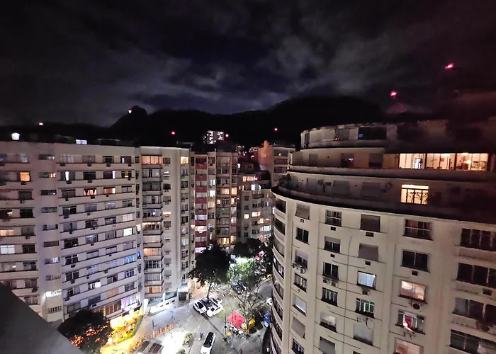 A Uma Quadra Da Praia De Copacabana Rio de Janeiro