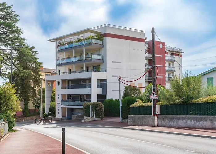 Bright Apartment In Cannes For 6 People