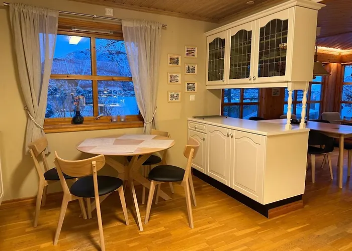 Charming And Spacious Wooden House Right In The City Centre Tromsø