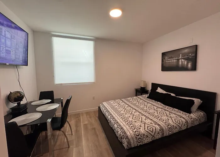 2 Bedroom Apartment In Santa Monica Los Angeles